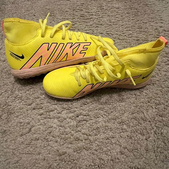 Nike Jr Mercurial Superfly 9 Club  Yellow Soccer Cleats TURF  Sz 5.5 DJ5954-780 - Picture 2 of 8